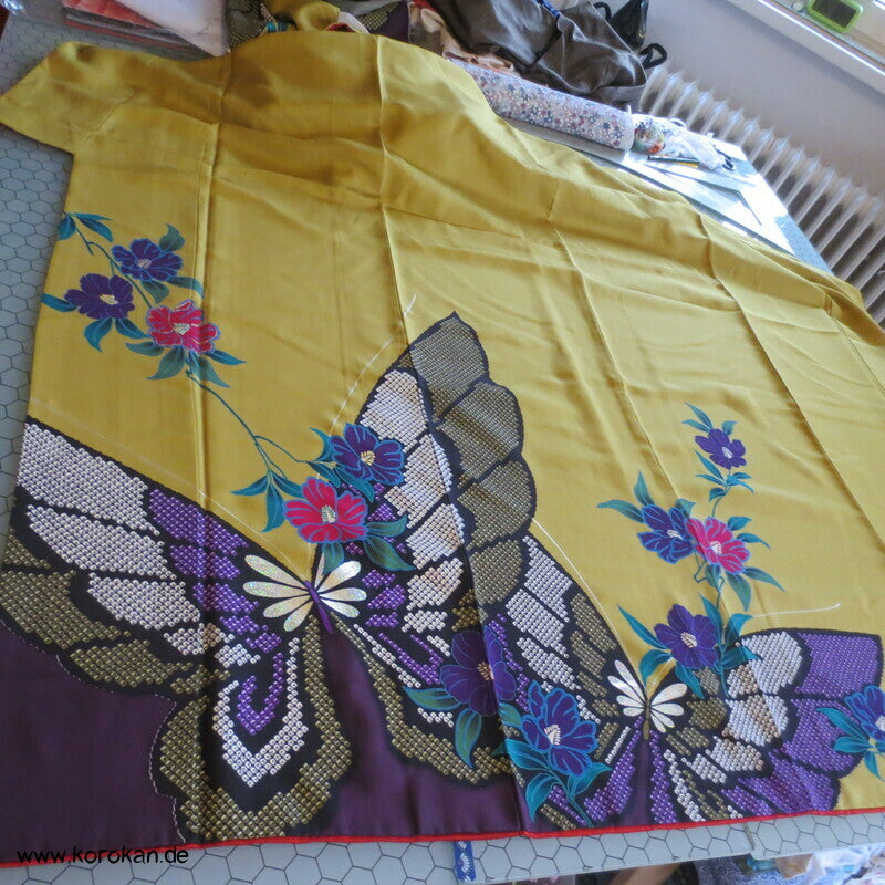 riesige Schmetterlinge auf curryfarbener Seide Furisode Kimono, modern