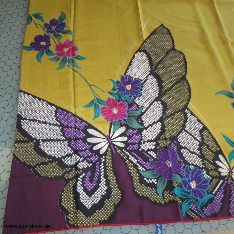 riesige Schmetterlinge auf curryfarbener Seide Furisode Kimono, modern
