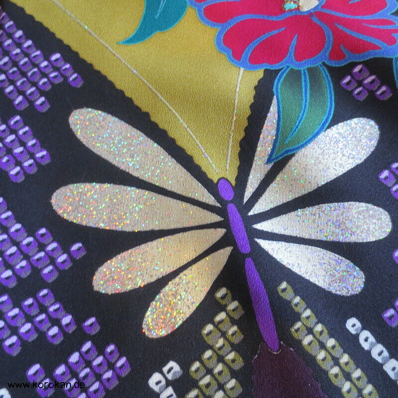 riesige Schmetterlinge auf curryfarbener Seide Furisode Kimono, modern