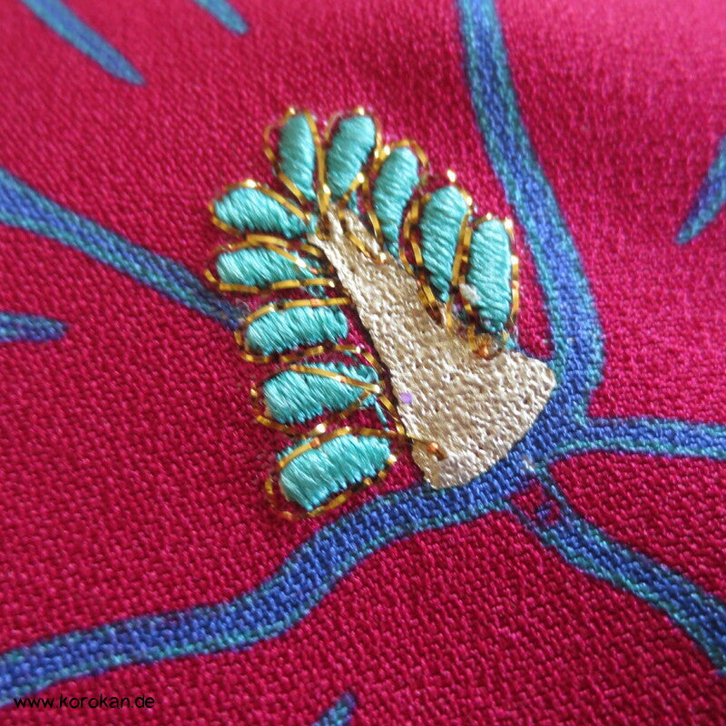 riesige Schmetterlinge auf curryfarbener Seide Furisode Kimono, modern