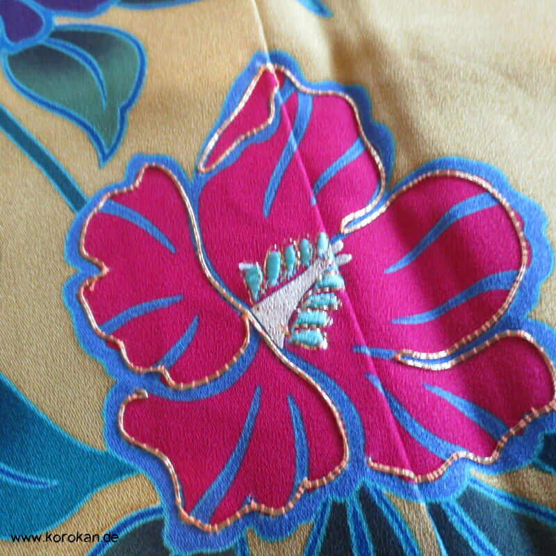 riesige Schmetterlinge auf curryfarbener Seide Furisode Kimono, modern