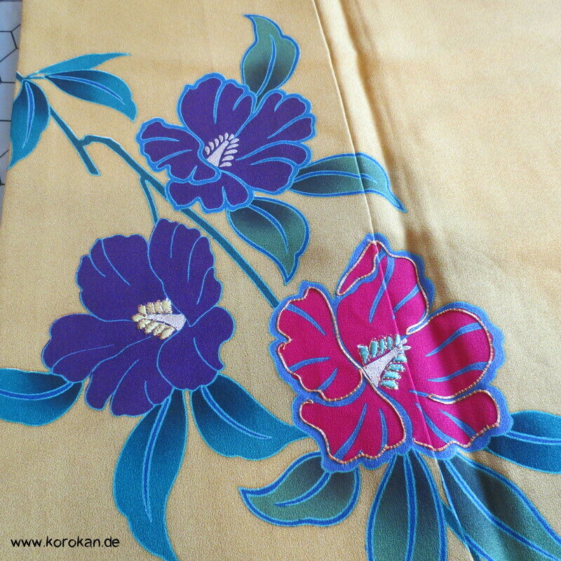 riesige Schmetterlinge auf curryfarbener Seide Furisode Kimono, modern
