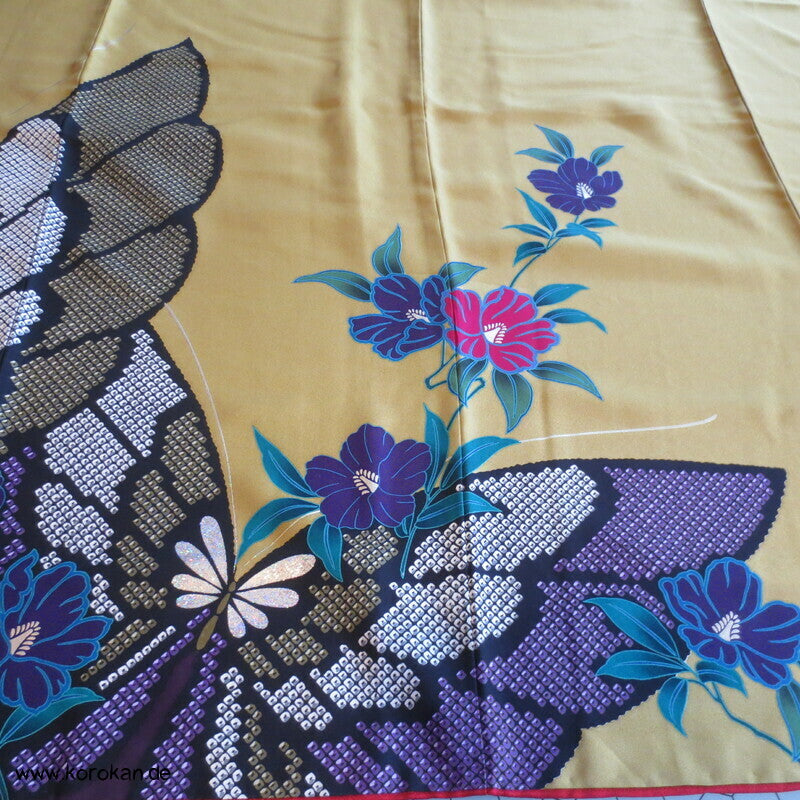 riesige Schmetterlinge auf curryfarbener Seide Furisode Kimono, modern
