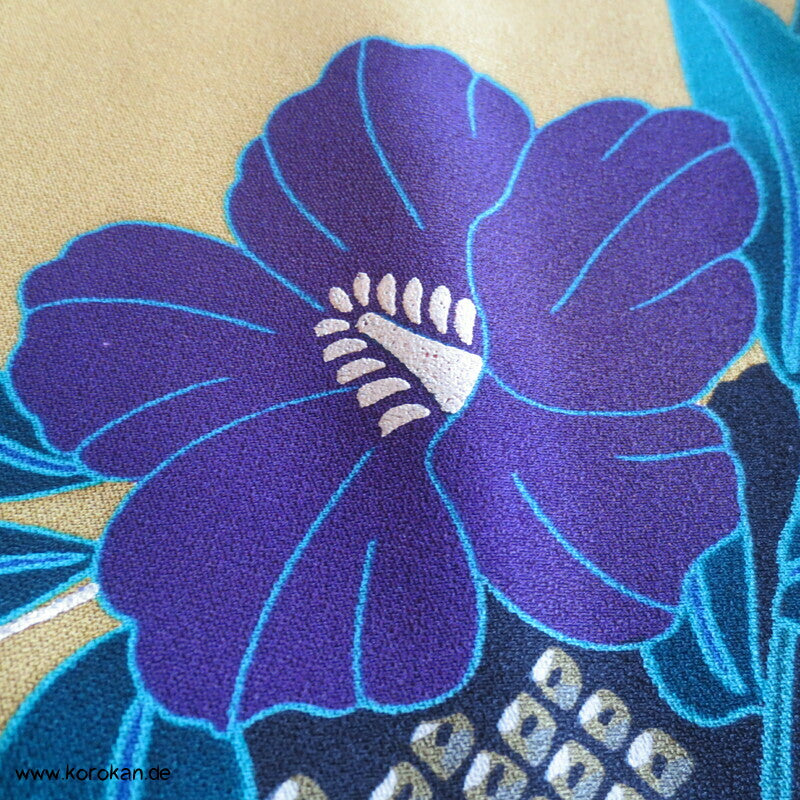 riesige Schmetterlinge auf curryfarbener Seide Furisode Kimono, modern