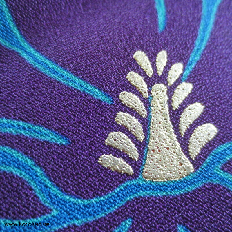riesige Schmetterlinge auf curryfarbener Seide Furisode Kimono, modern