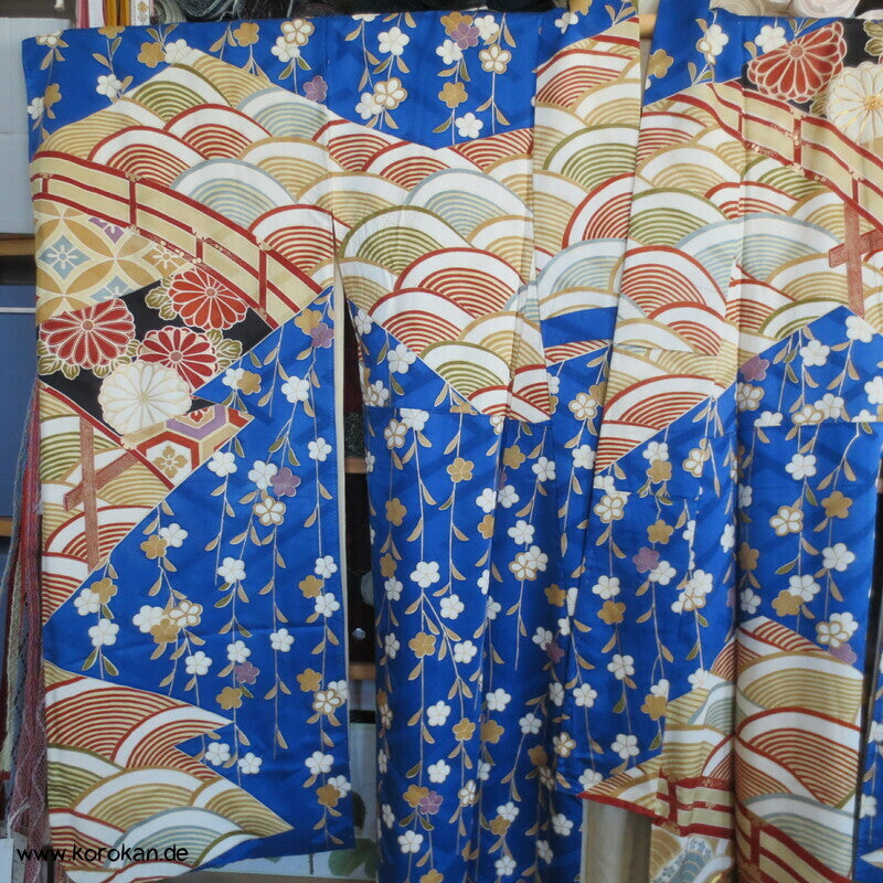 Brücken über Wellen mit Gold und hängenden Blüten Furisode Seidendamast Kimono