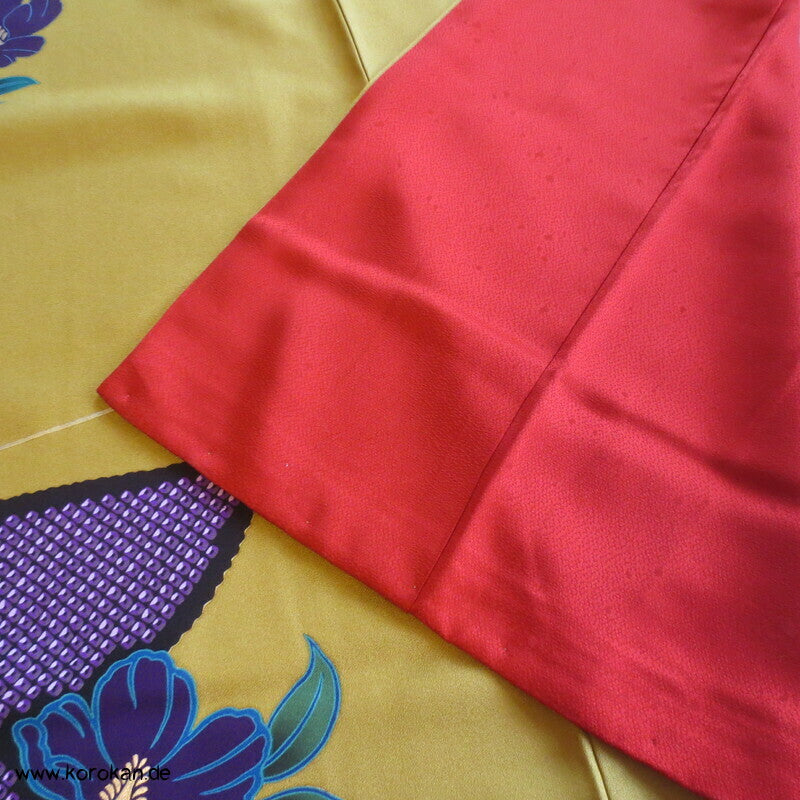 riesige Schmetterlinge auf curryfarbener Seide Furisode Kimono, modern