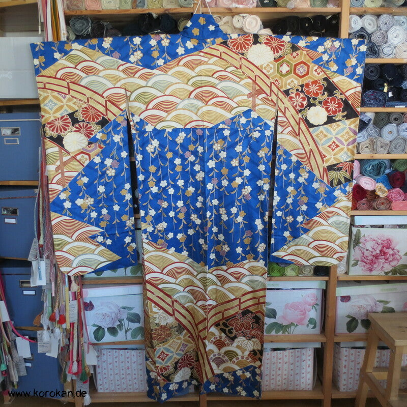 Brücken über Wellen mit Gold und hängenden Blüten Furisode Seidendamast Kimono