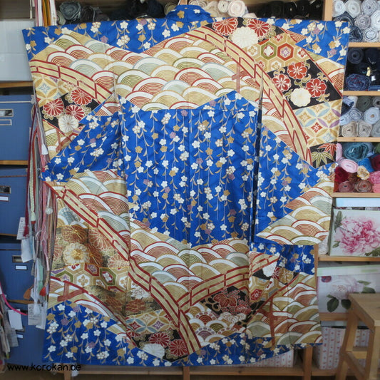 Brücken über Wellen mit Gold und hängenden Blüten Furisode Seidendamast Kimono