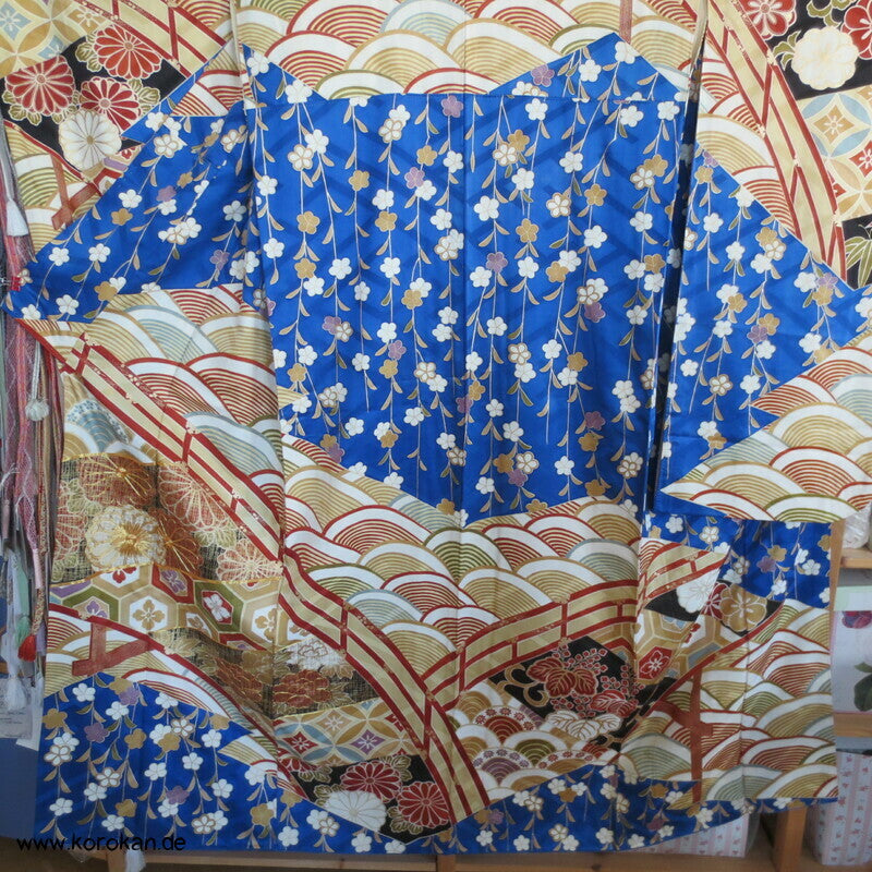 Brücken über Wellen mit Gold und hängenden Blüten Furisode Seidendamast Kimono