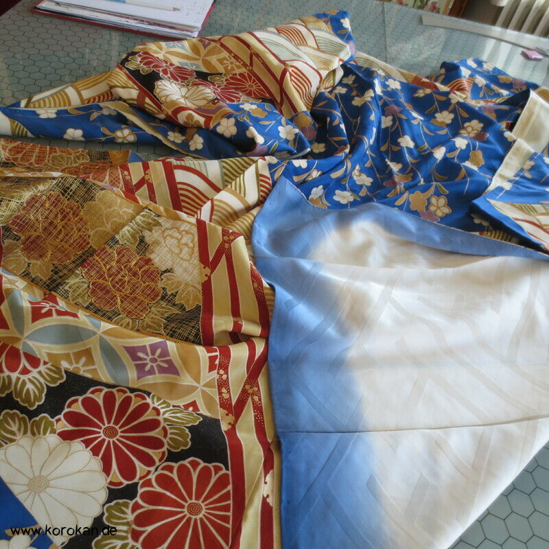 Brücken über Wellen mit Gold und hängenden Blüten Furisode Seidendamast Kimono