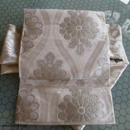 Fukuro Obi für Kimono mit Tatewaku und Kikublüten