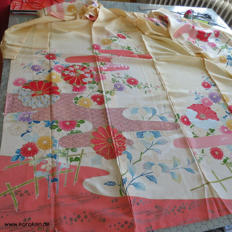 Blüten Furisode Seidendamast Karieba