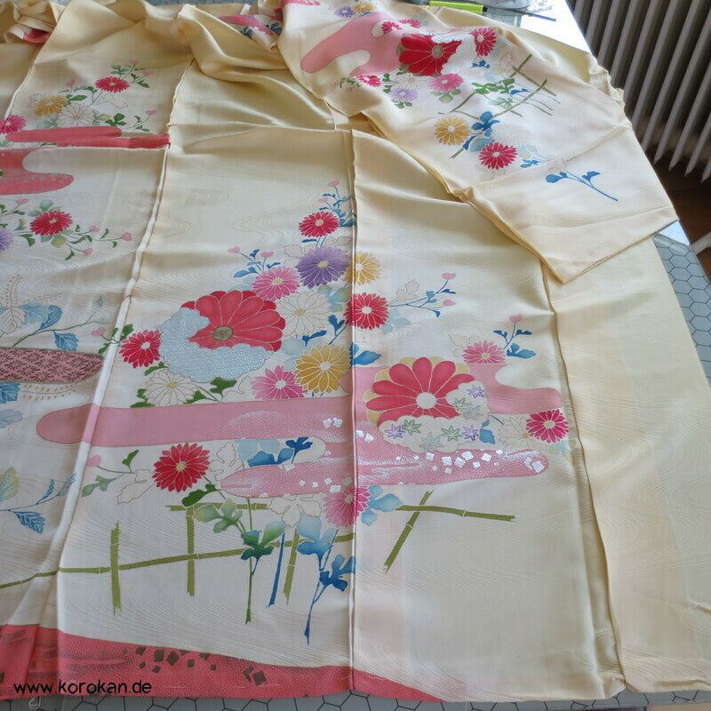 Blüten Furisode Seidendamast Karieba