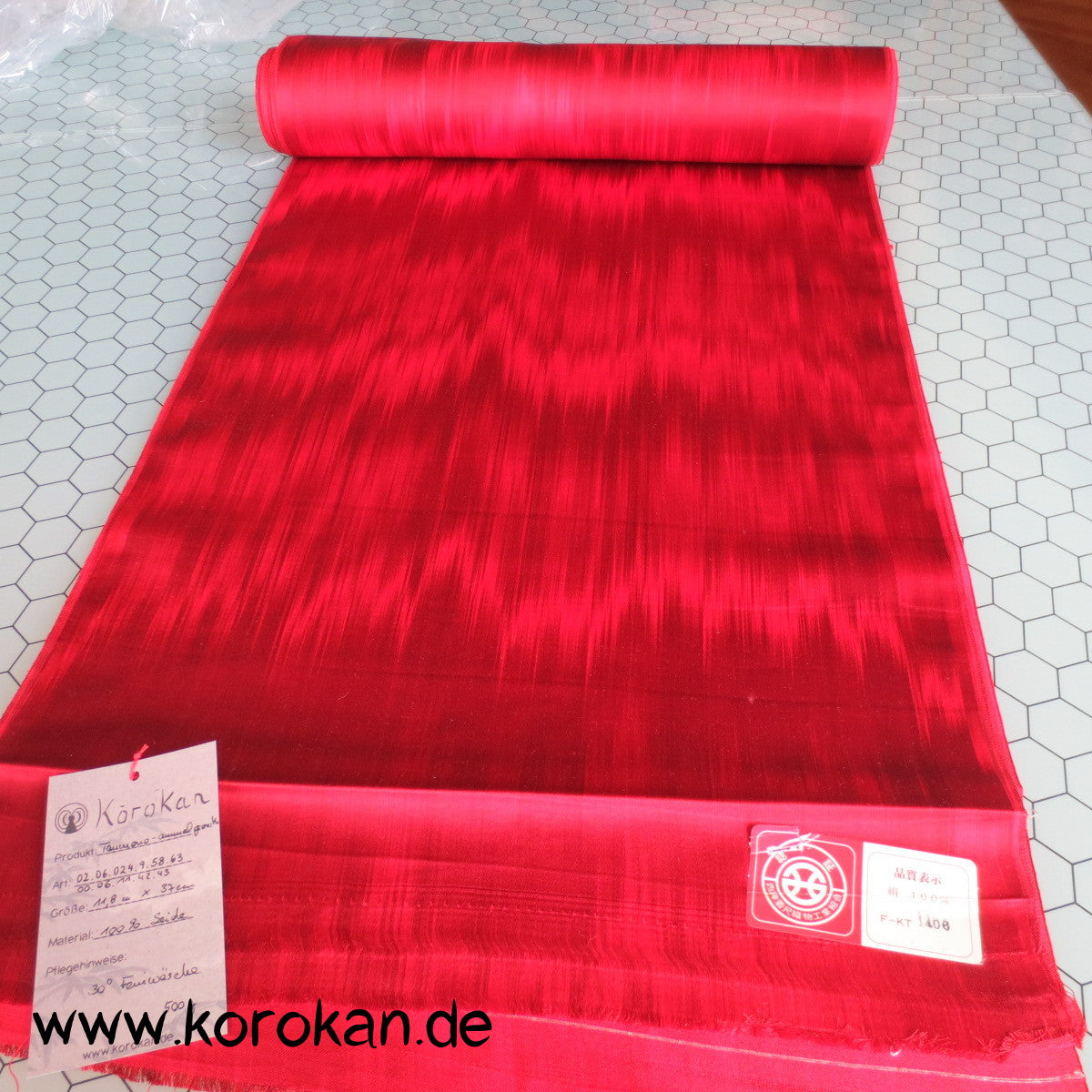 roter Ikat / Kasuri Streifen Satin Kimono Seide