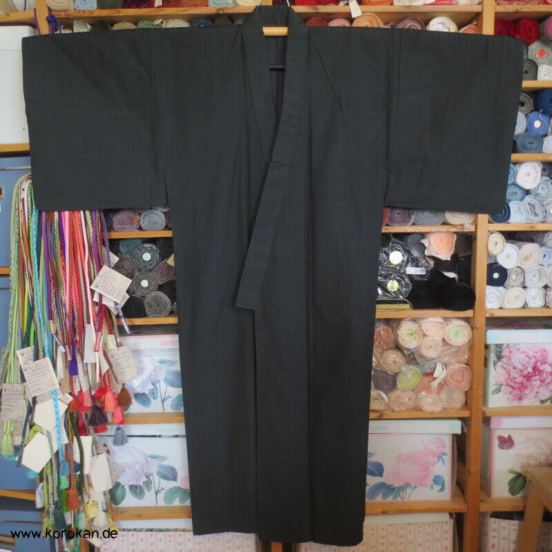 anthrazitgrauer Herren Tsumugi Seiden Kimono,