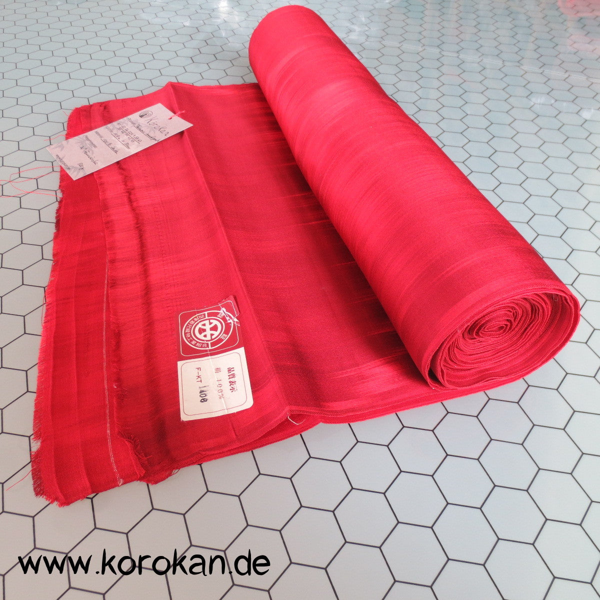 roter Ikat / Kasuri Streifen Satin Kimono Seide