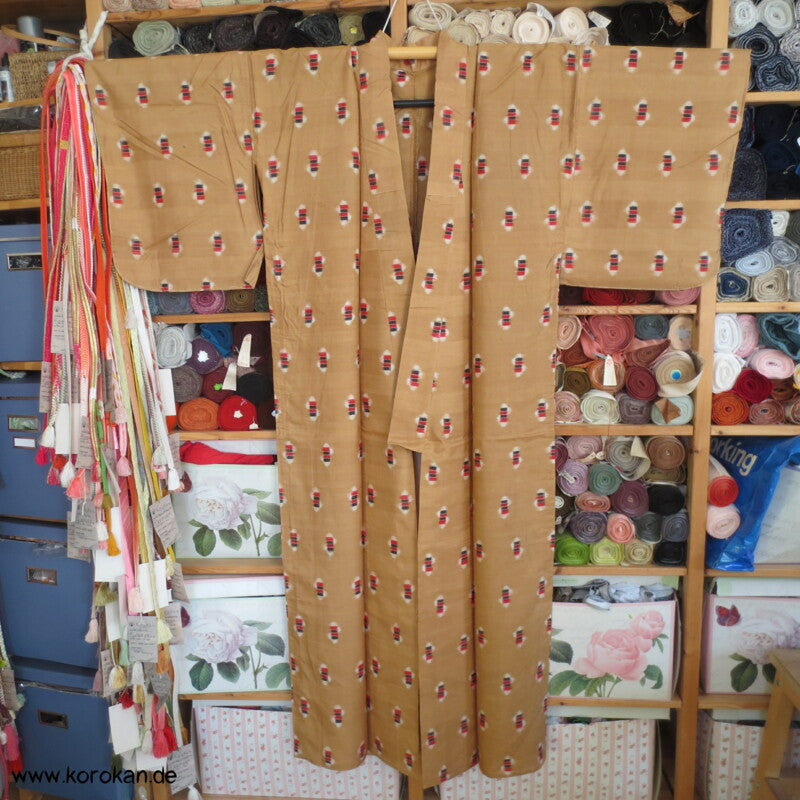 goldbeige mit rot-schwarz-weißen Elementen Hitoe Meisen Kimono