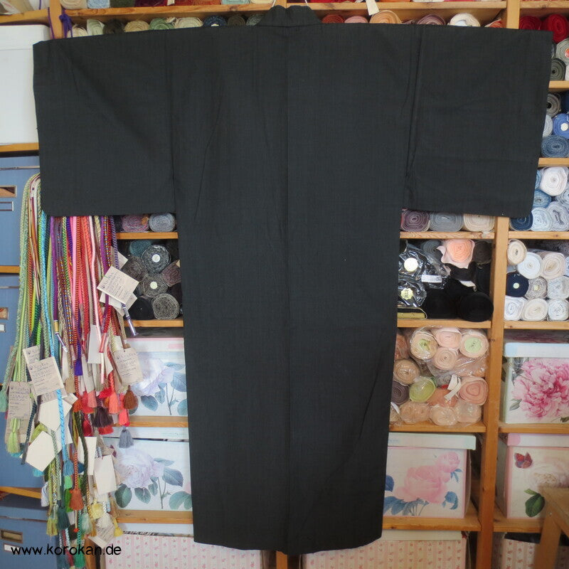 anthrazitgrauer Herren Tsumugi Seiden Kimono,