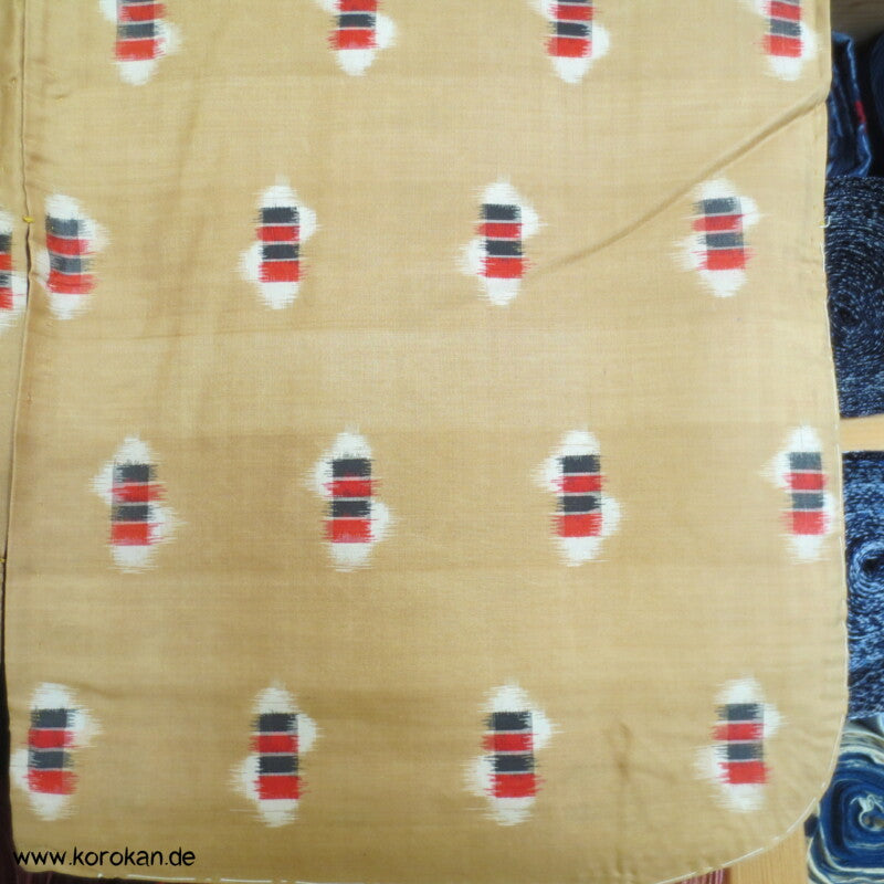 goldbeige mit rot-schwarz-weißen Elementen Hitoe Meisen Kimono