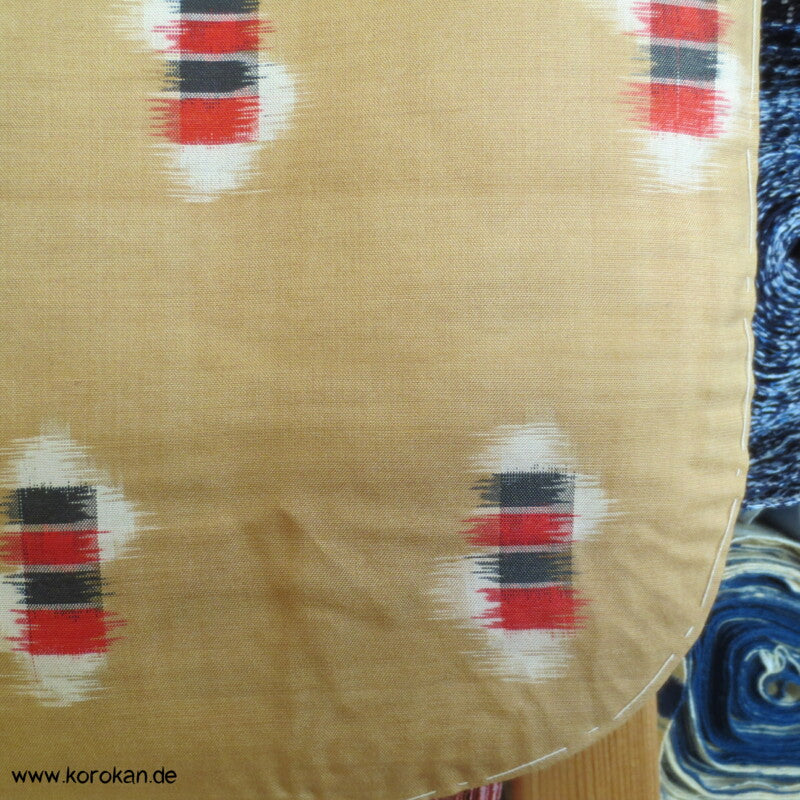 goldbeige mit rot-schwarz-weißen Elementen Hitoe Meisen Kimono