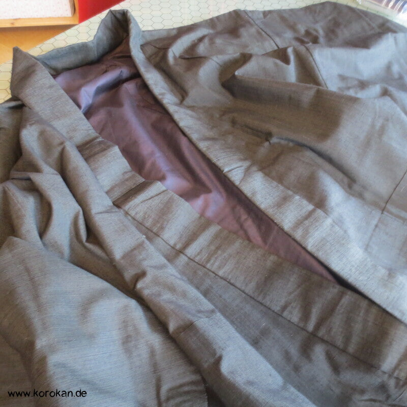 anthrazitgrauer Herren Tsumugi Seiden Kimono,