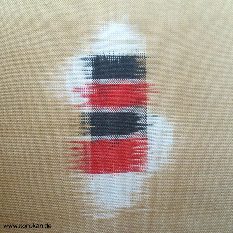 goldbeige mit rot-schwarz-weißen Elementen Hitoe Meisen Kimono