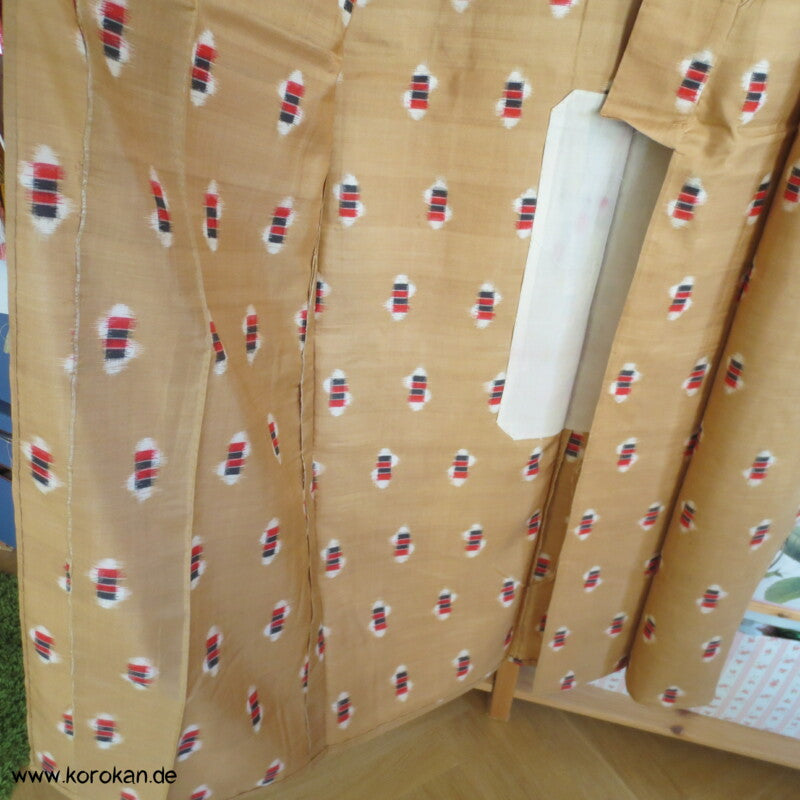 goldbeige mit rot-schwarz-weißen Elementen Hitoe Meisen Kimono
