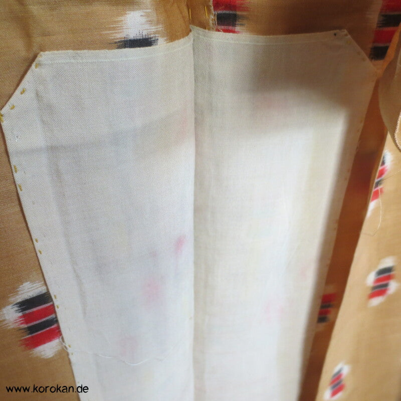 goldbeige mit rot-schwarz-weißen Elementen Hitoe Meisen Kimono