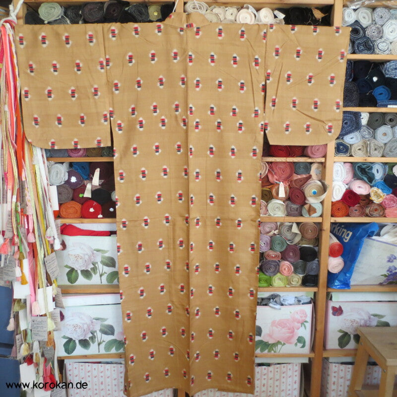 goldbeige mit rot-schwarz-weißen Elementen Hitoe Meisen Kimono