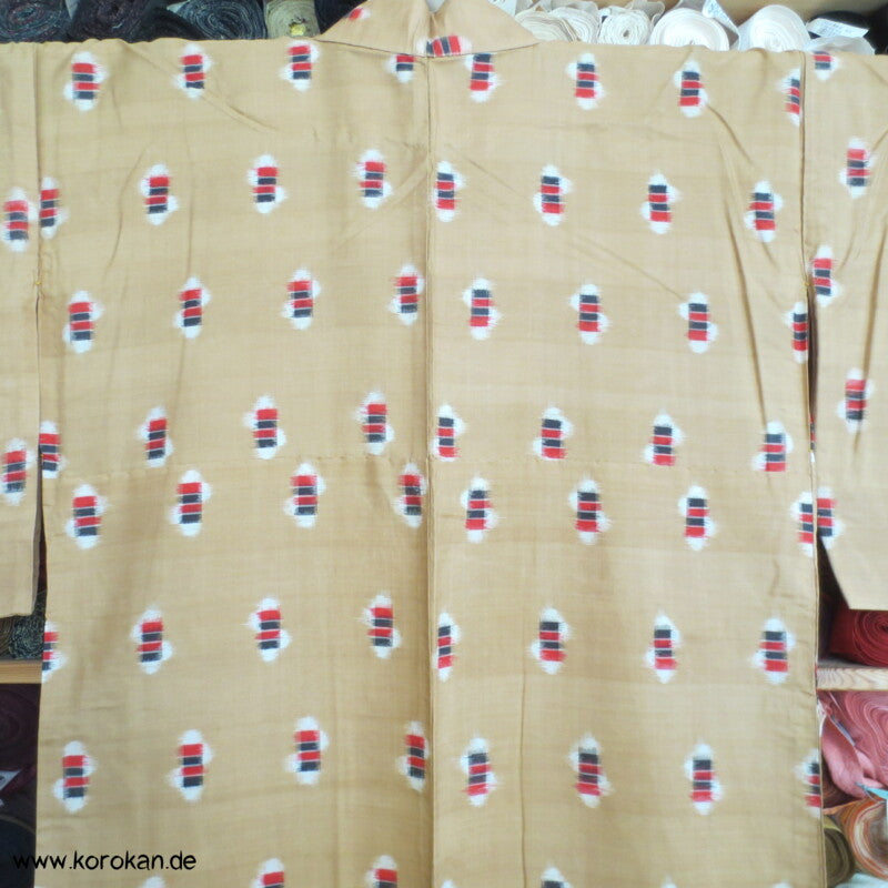 goldbeige mit rot-schwarz-weißen Elementen Hitoe Meisen Kimono