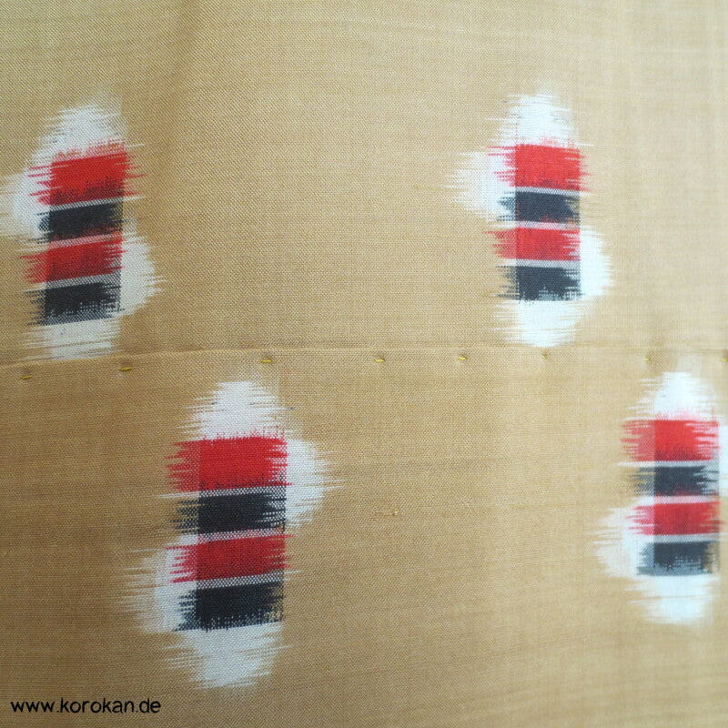 goldbeige mit rot-schwarz-weißen Elementen Hitoe Meisen Kimono