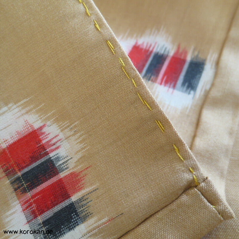 goldbeige mit rot-schwarz-weißen Elementen Hitoe Meisen Kimono