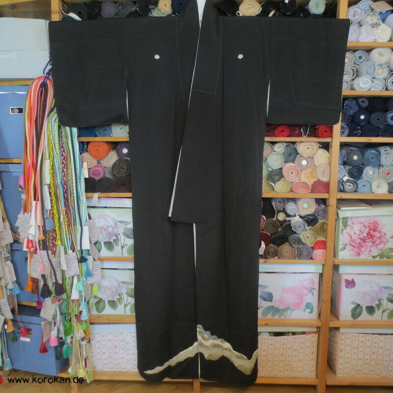japanischer Tomesode Seidencrepe Kimono mit schmalen Flusslauf
