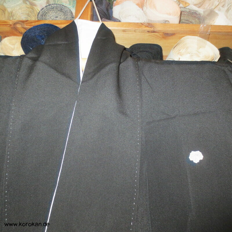 japanischer Tomesode Seidencrepe Kimono mit schmalen Flusslauf