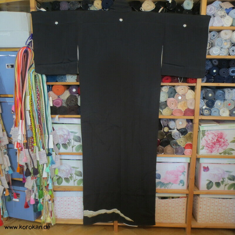 japanischer Tomesode Seidencrepe Kimono mit schmalen Flusslauf