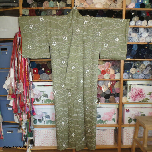 Wolken auf Khakigrün Shibori Seiden Komon Kimono