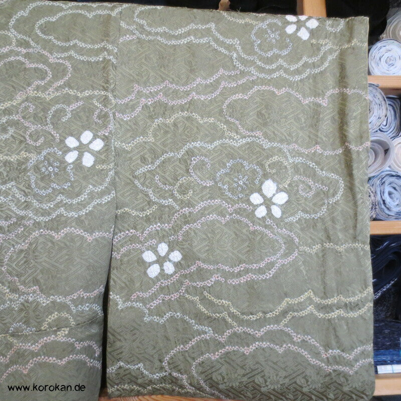 Wolken auf Khakigrün Shibori Seiden Komon Kimono