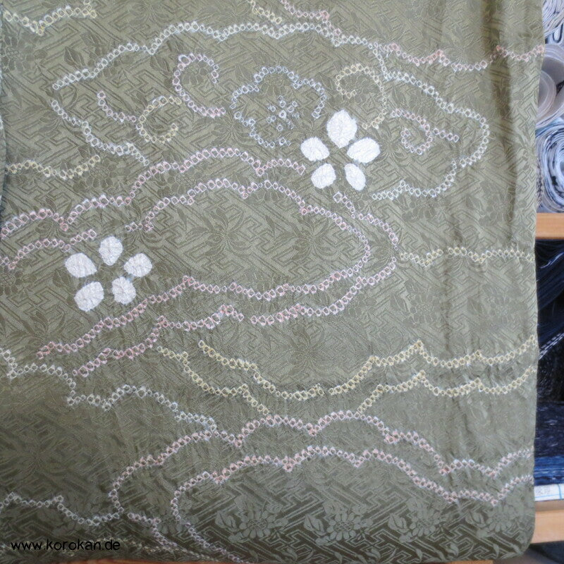 Wolken auf Khakigrün Shibori Seiden Komon Kimono