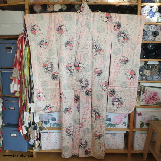 Kusudama Blumenkugeln auf zartrosa Furisode
