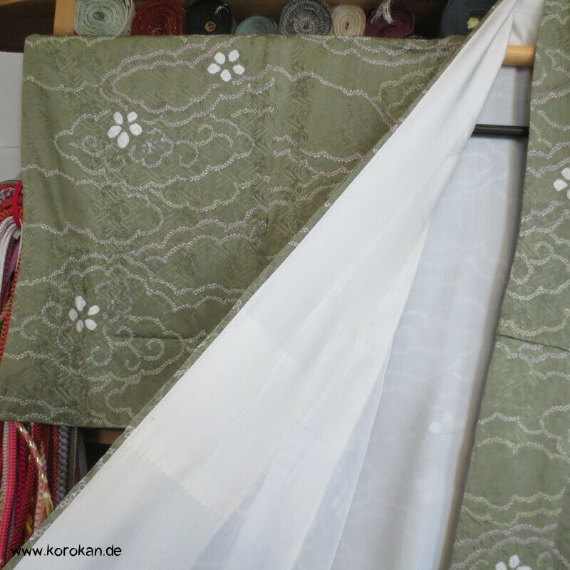 Wolken auf Khakigrün Shibori Seiden Komon Kimono