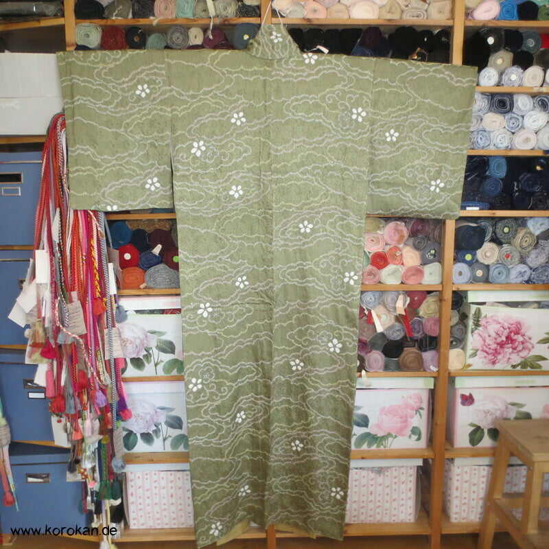 Wolken auf Khakigrün Shibori Seiden Komon Kimono