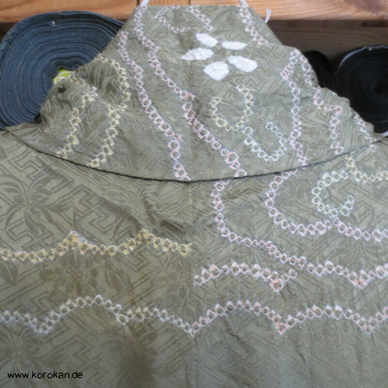Wolken auf Khakigrün Shibori Seiden Komon Kimono