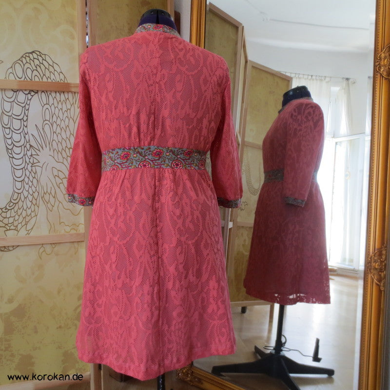 Baumwollspitzenjersey Kleid, farblich abgesetzt