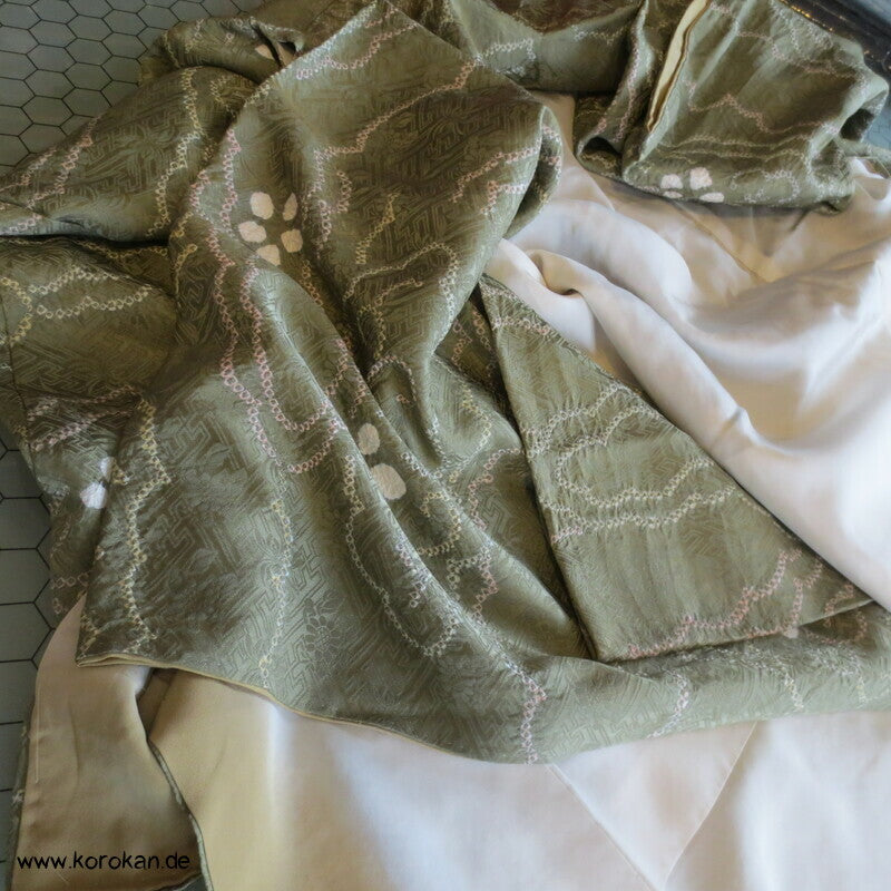 Wolken auf Khakigrün Shibori Seiden Komon Kimono