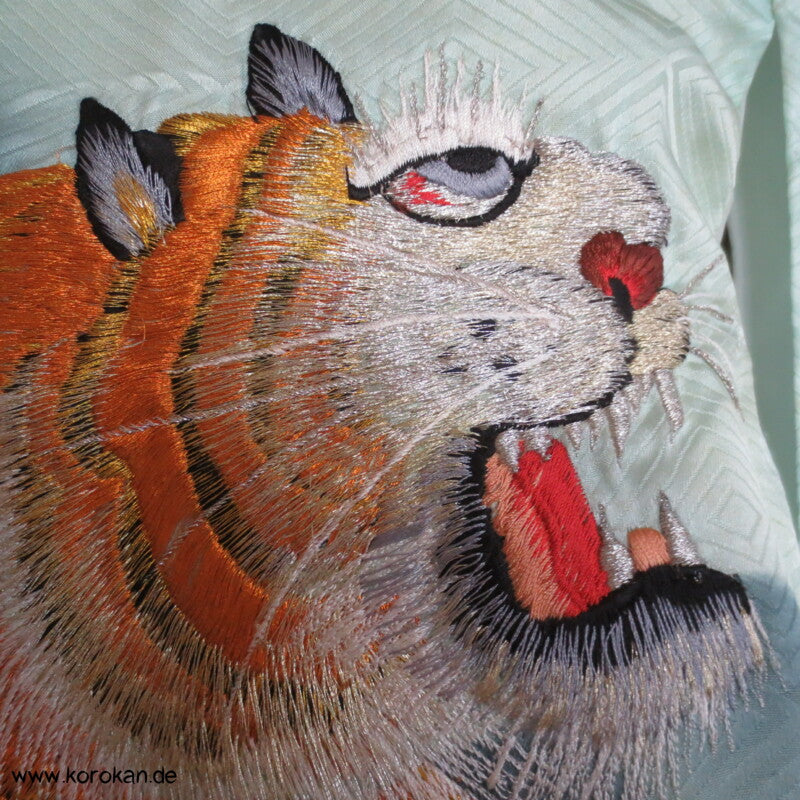 Furisode - Taufkimono für Jungen, gestickter Tiger auf Diamantrauten Seidendamast