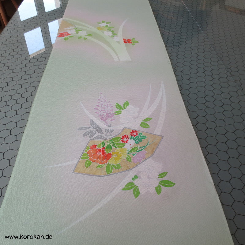 Pastell Blumen auf hellgrüner Crepe Seide Tanmono, handbemalt, Yuzen