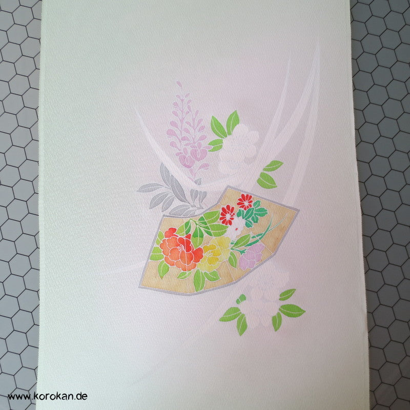 Pastell Blumen auf hellgrüner Crepe Seide Tanmono, handbemalt, Yuzen