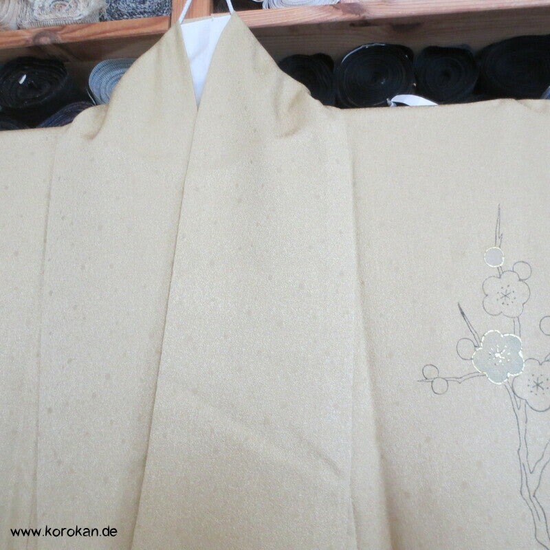 Ume Zweige auf blassem curry Winter Homongi Kimono