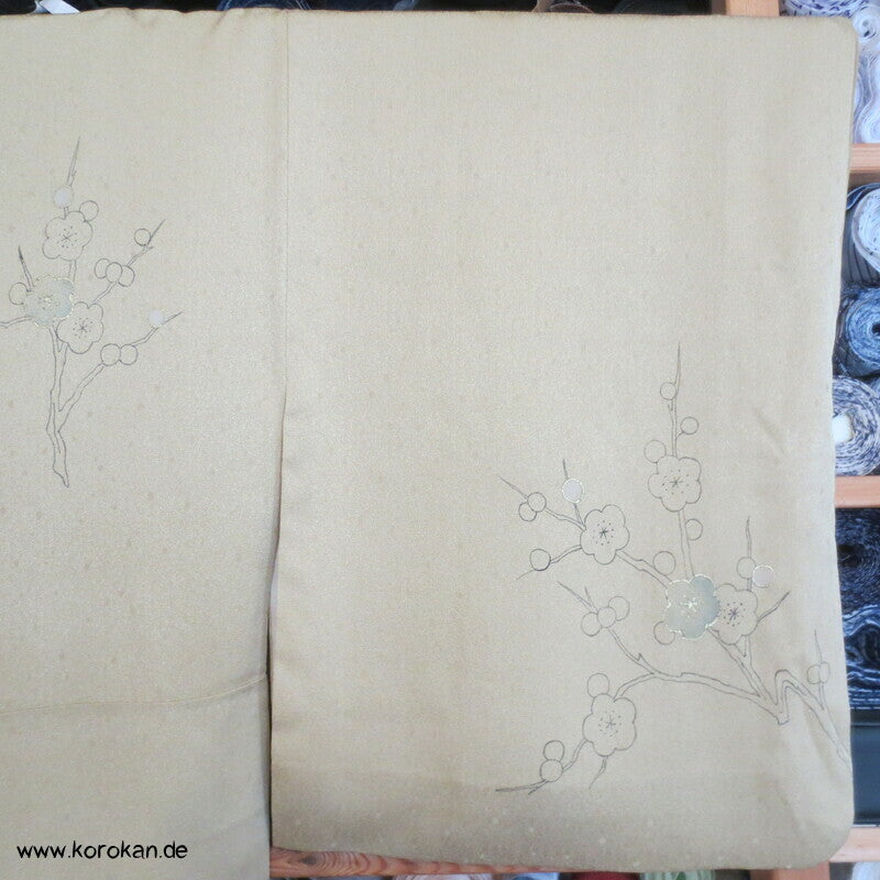 Ume Zweige auf blassem curry Winter Homongi Kimono